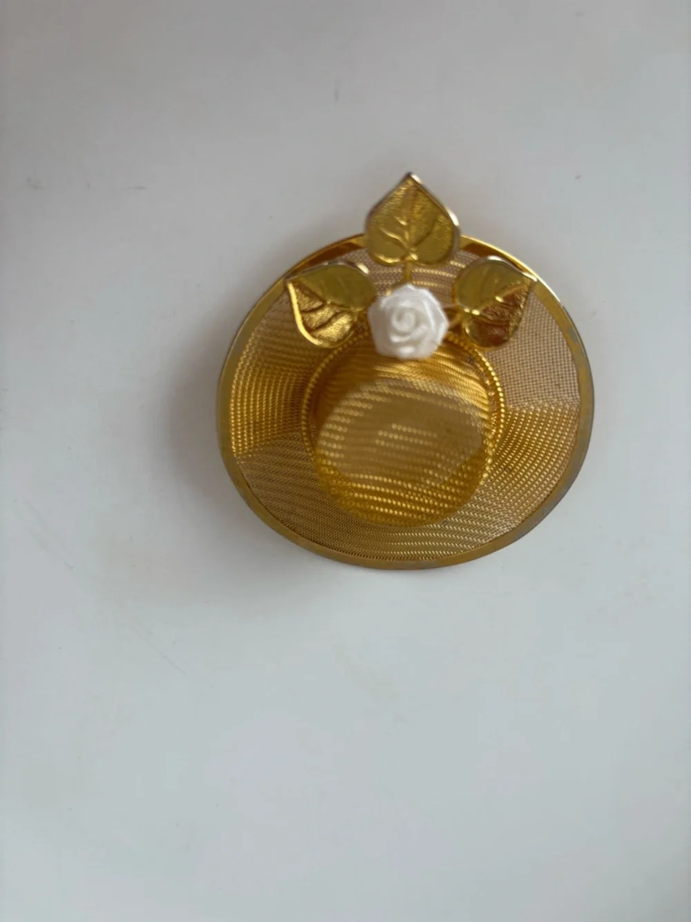 Vintage Gold tone mesh hat brooch